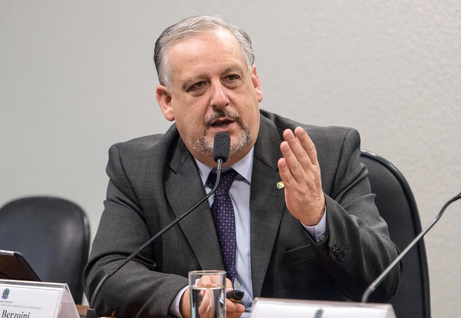 Berzoini defende confronto direto de Lula com Flávio Bolsonaro na reta final
