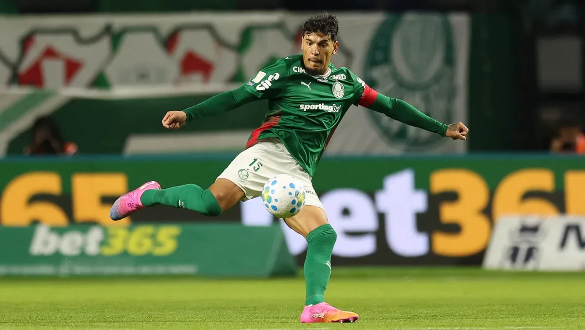 Palmeiras supera expulsão de Osório, bate o São Paulo e chega a 56 pontos