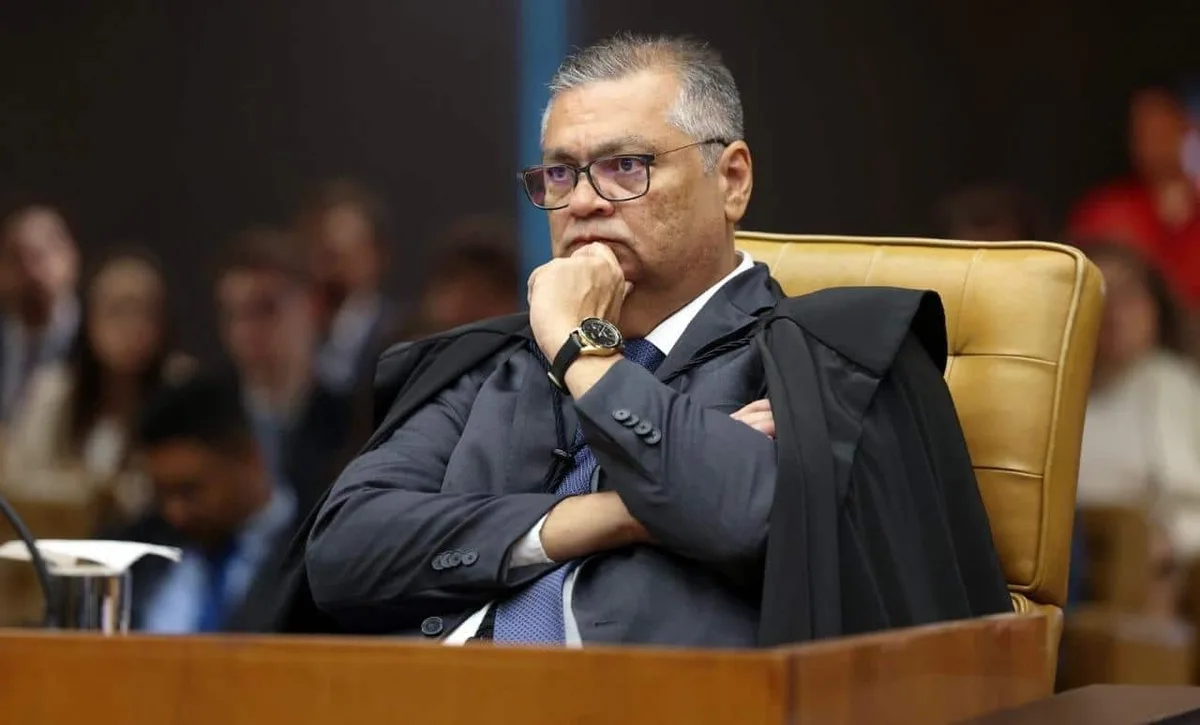 Dino vê preconceito regional em ataques à sua formação e origem