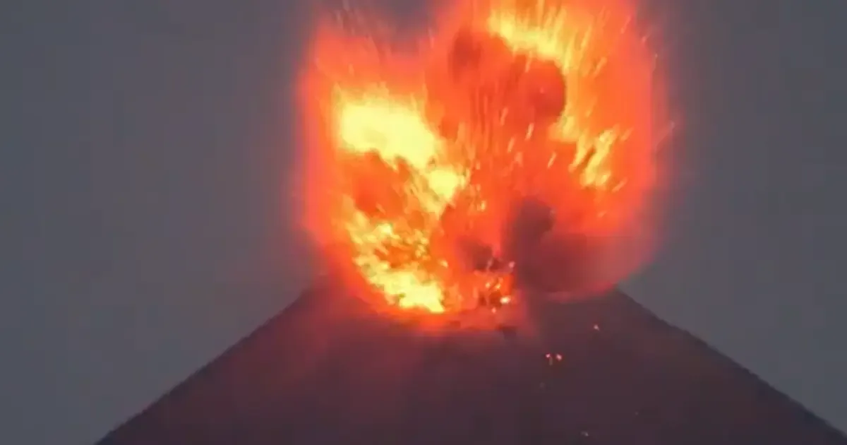 Erupção do Anak Krakatoa mantém aeroportos fechados na Indonésia