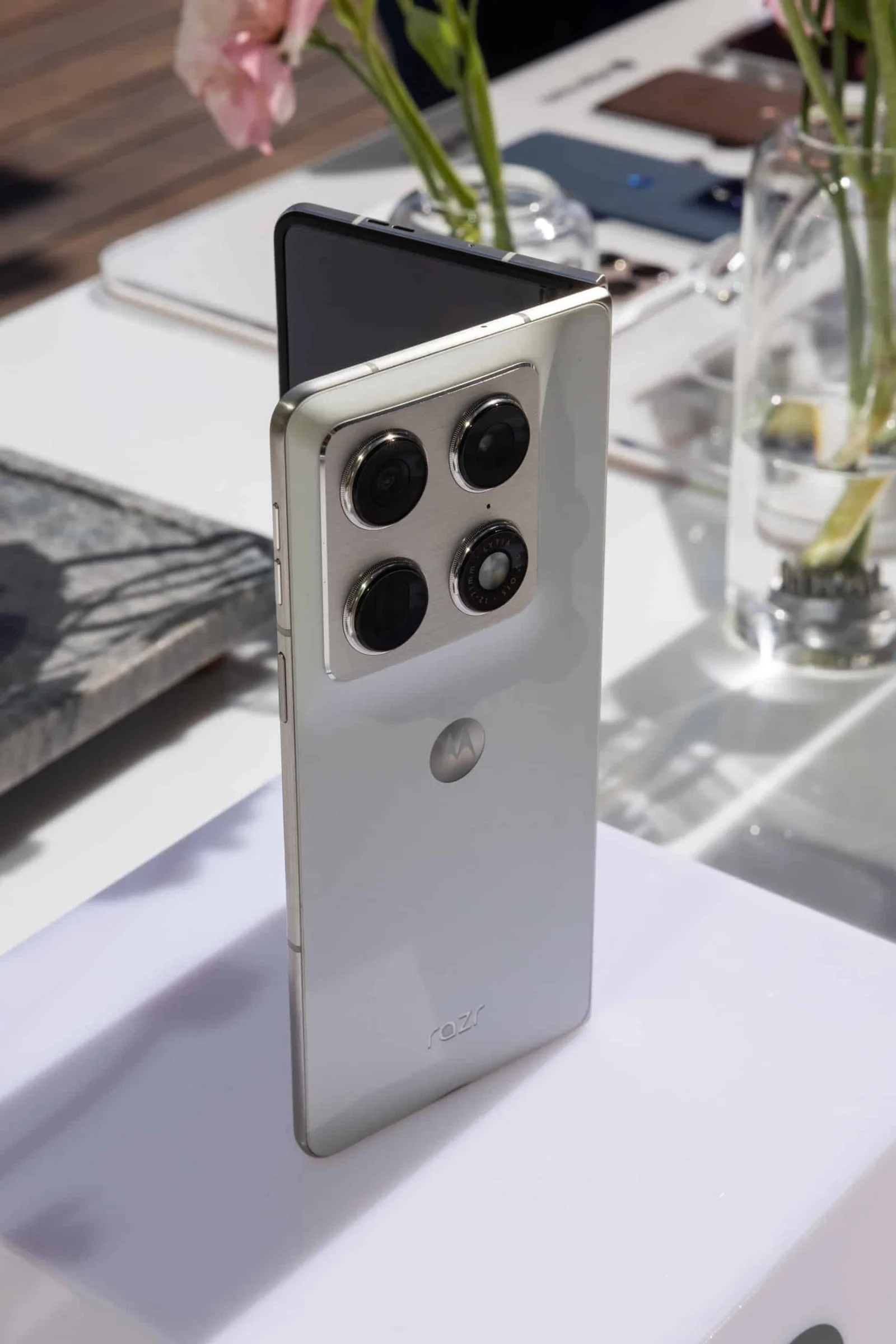 Motorola prepara Razr dobrável com abertura horizontal