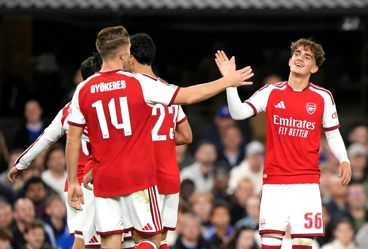 Dowman marca dois, dá assistência e conduz Arsenal na Copa da Liga