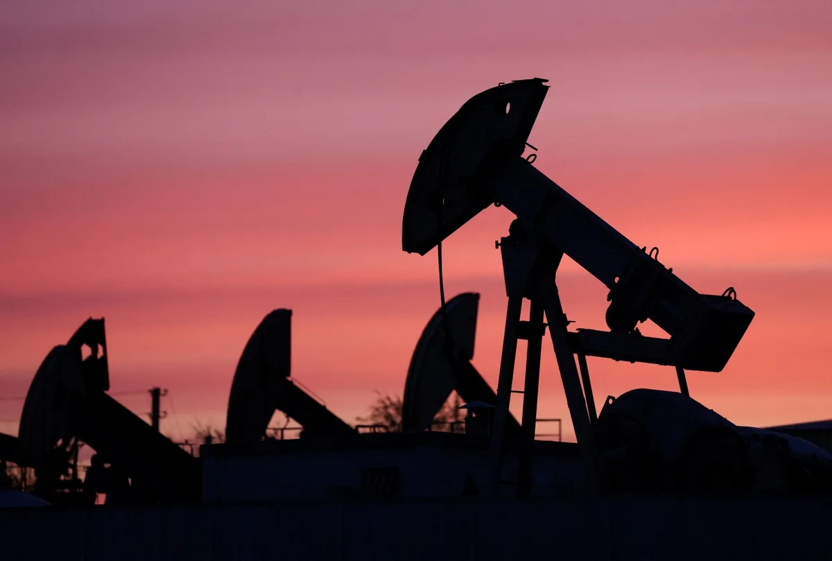 Petróleo avança mais de 3% após ataques e fechamento de oleoduto saudita