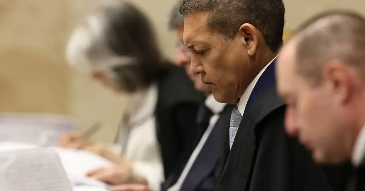 Nunes Marques se declara impedido após mensagens citadas em sessão do STF