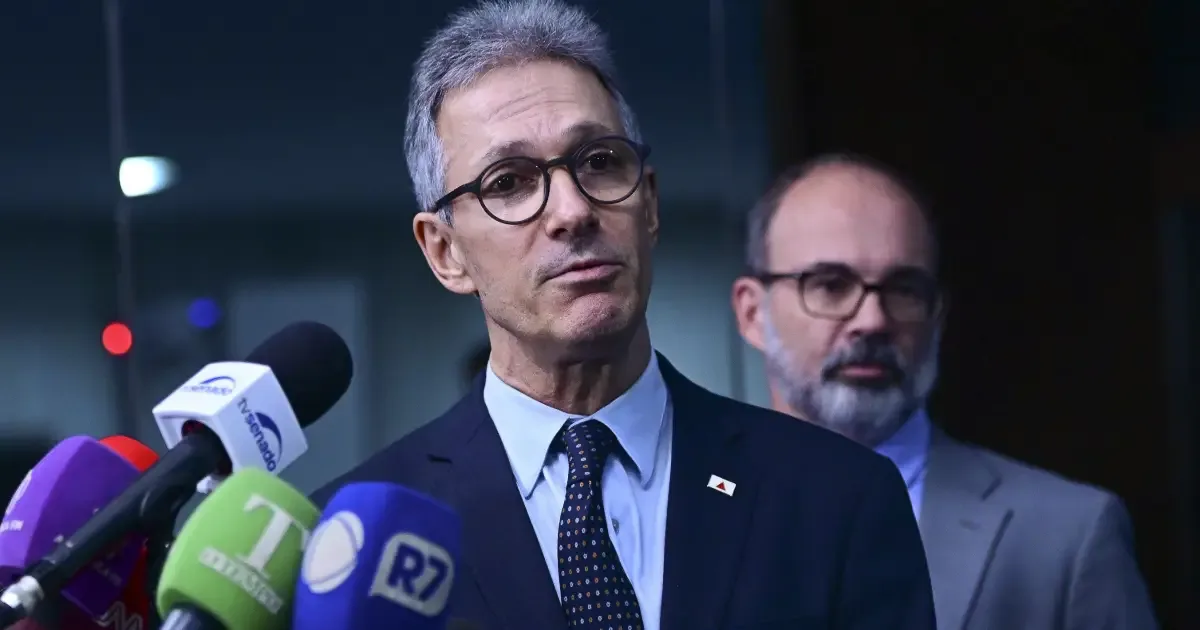 TRE-MG diz que Zema cometeu infração ao levar celular à cabine