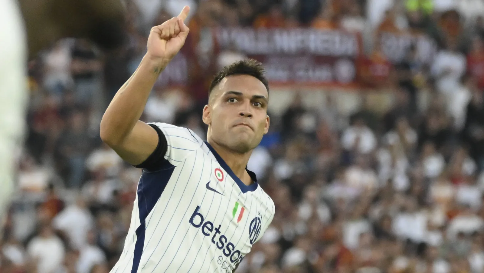 Roma e Inter empatam por 2 a 2 em duelo pela liderança italiana