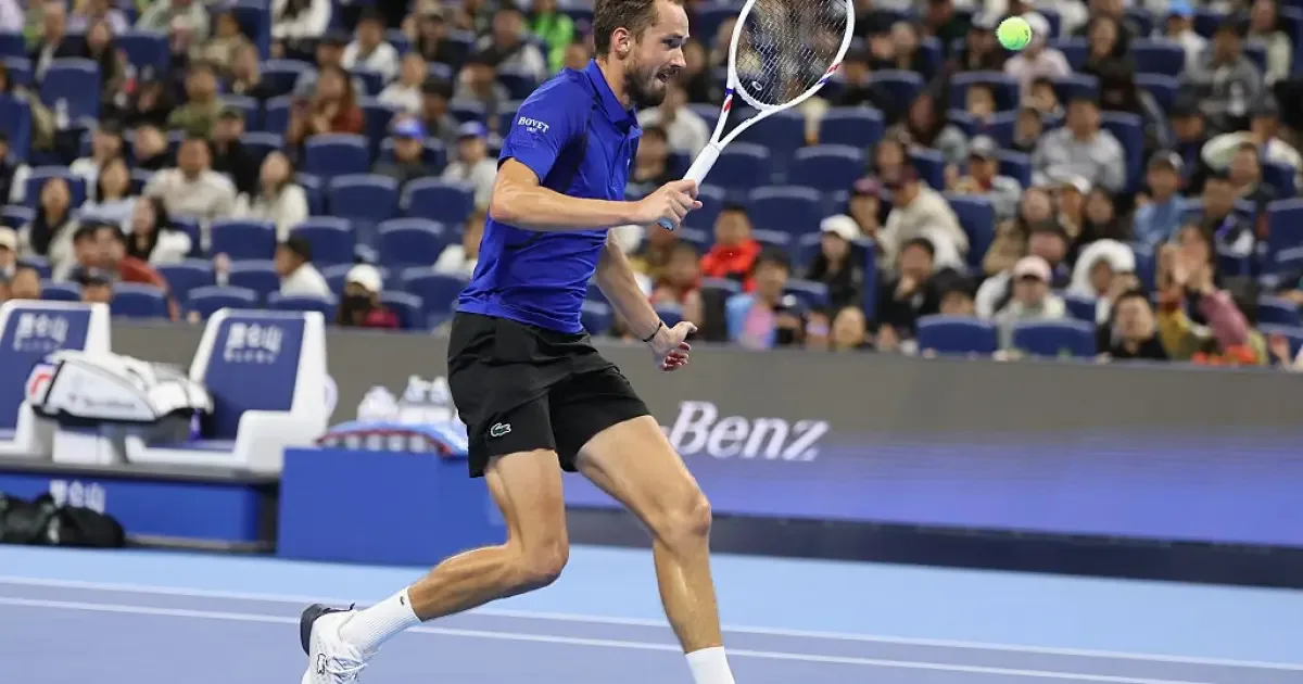 Medvedev é desclassificado, e Djokovic avança à final em Pequim