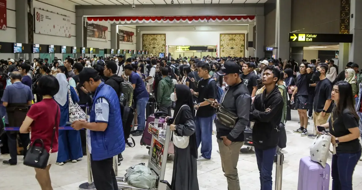 Erupção do Anak Krakatoa fecha oito aeroportos na Indonésia