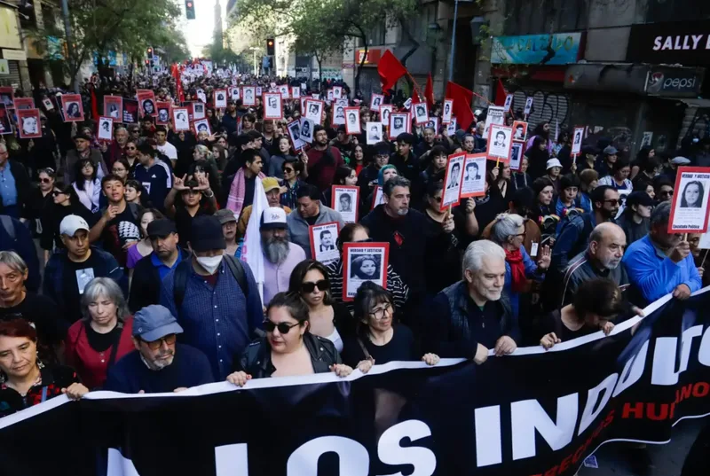 Protesto em Santiago cobra memória e rejeita indultos a condenados