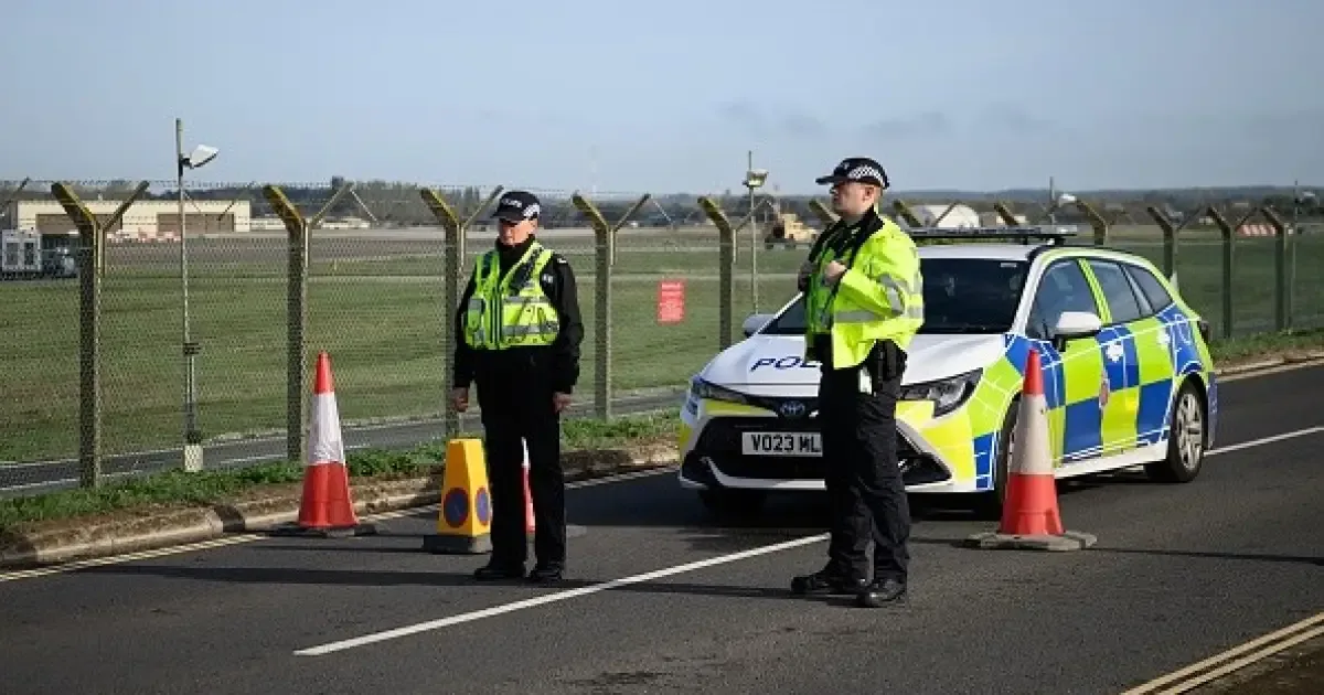 Polícia britânica prende homem por suspeita de plano terrorista em base aérea