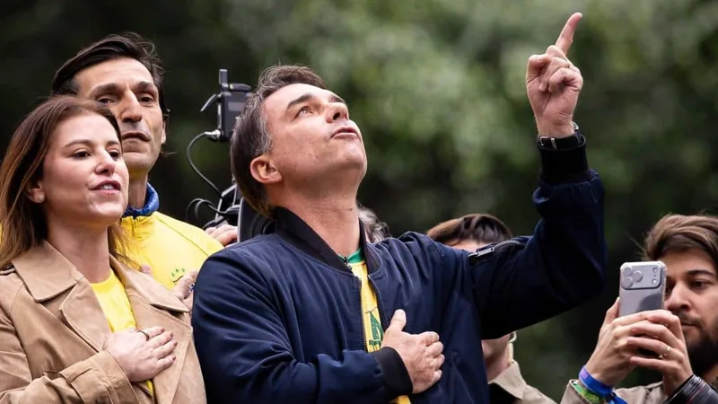 Flávio Bolsonaro associa Moraes a Lula em ato na Avenida Paulista