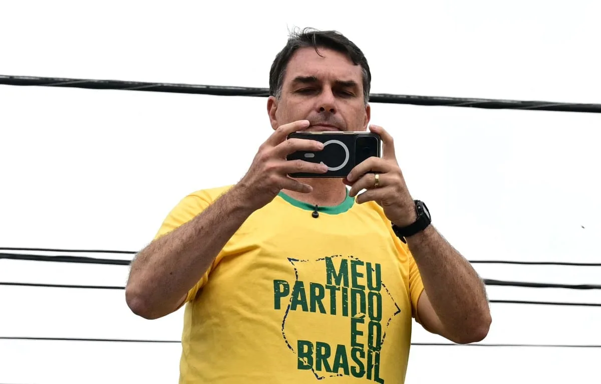 Flávio Bolsonaro muda tom sobre Bolsa Família após críticas antigas