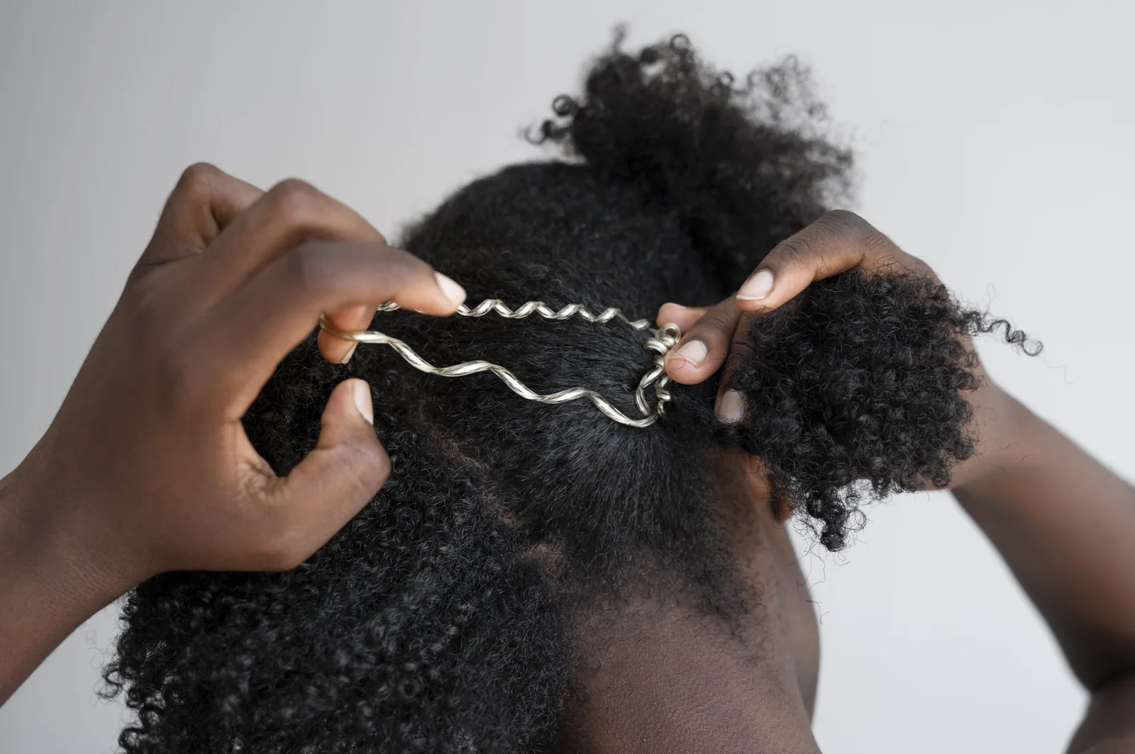 Tribunal aponta discriminação por cabelo em prova da Uerj e fixa R$ 35 mil por candidata