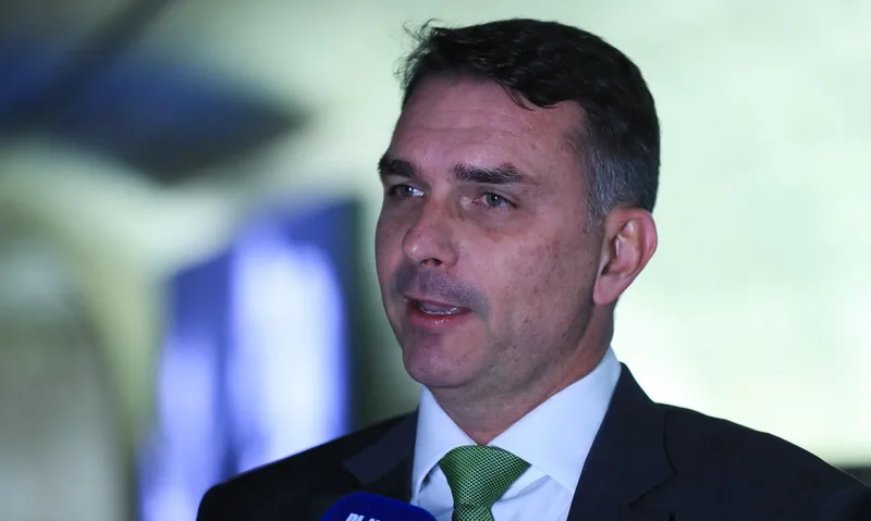 Investigação sobre Dark Horse mira Flávio Bolsonaro e recursos do Banco Master