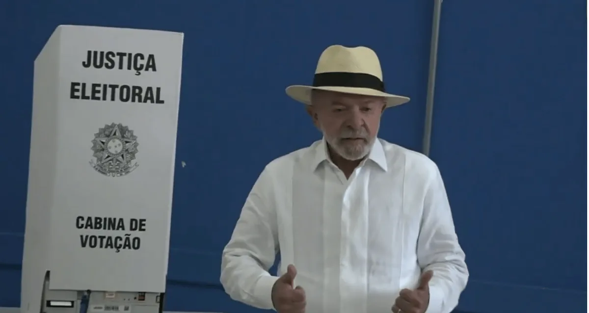 Lula vota em São Bernardo e pede presença de eleitores com mais de 70 anos