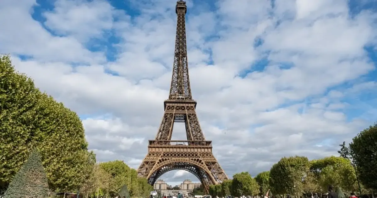 Torre Eiffel volta a funcionar após protesto contra retirada de funcionárias