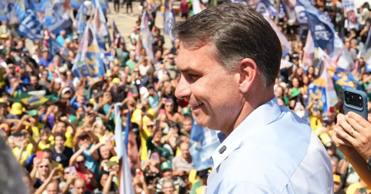 Flávio Bolsonaro concentra ato na Paulista contra Lula e Moraes