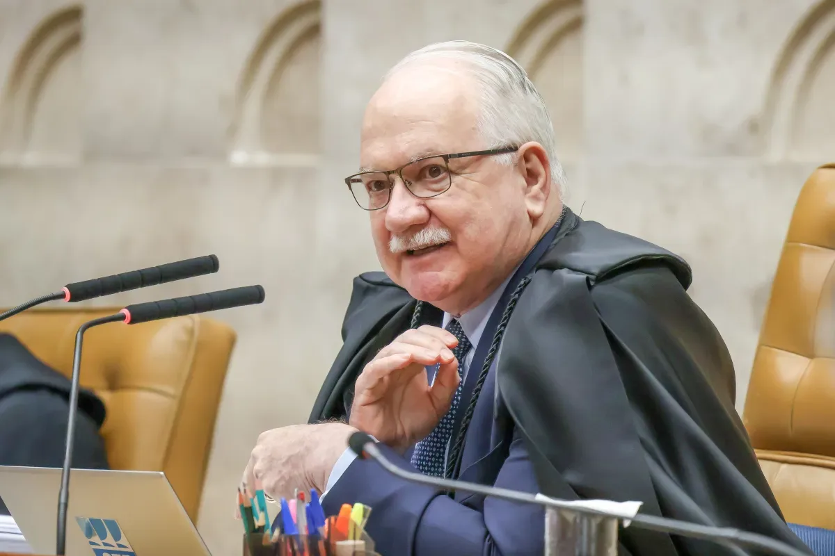Fachin avalia conduzir em decisões individuais crise entre Moraes e Mendonça