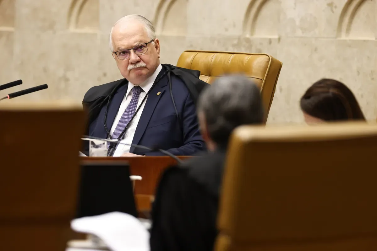 Fachin considera assumir casos Master e INSS em meio a conflito no STF