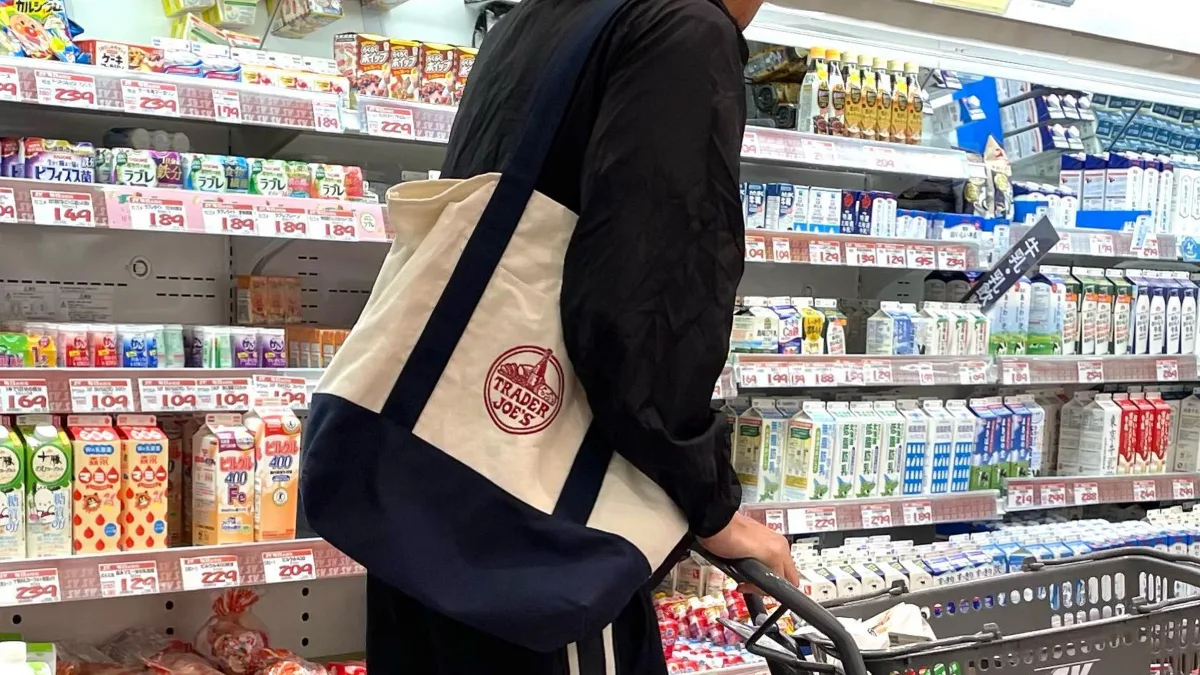 Sacolas da Trader Joe’s chegam a R$ 2 mil no mercado brasileiro