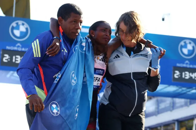 Tigst Assefa vence em Berlim após perder ritmo e recorde na reta final