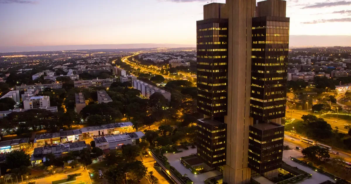 Brasil pode cortar Selic, enquanto Fed avalia alta nos juros dos EUA