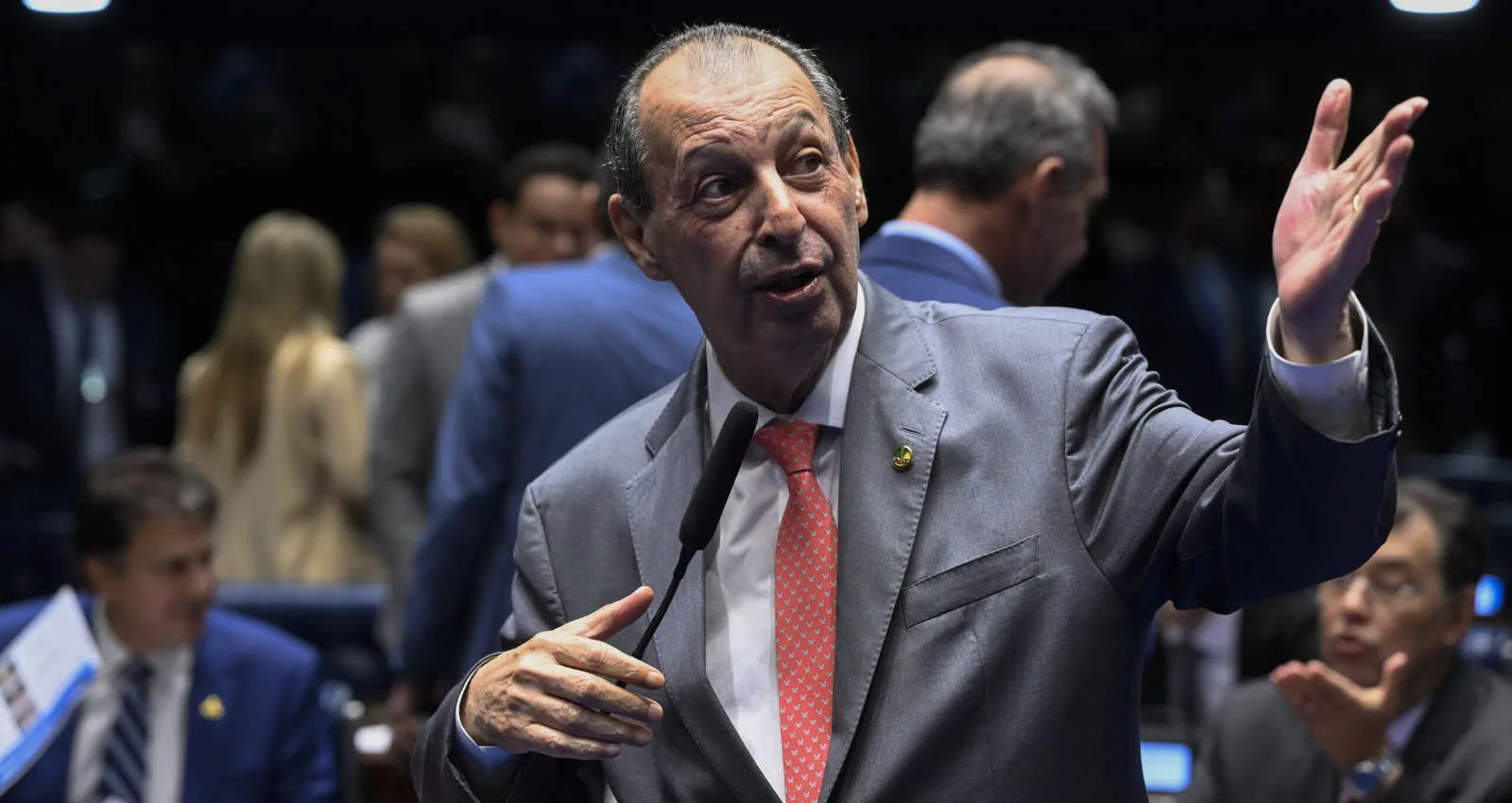 Aziz e Maria do Carmo avançam ao segundo turno no Amazonas