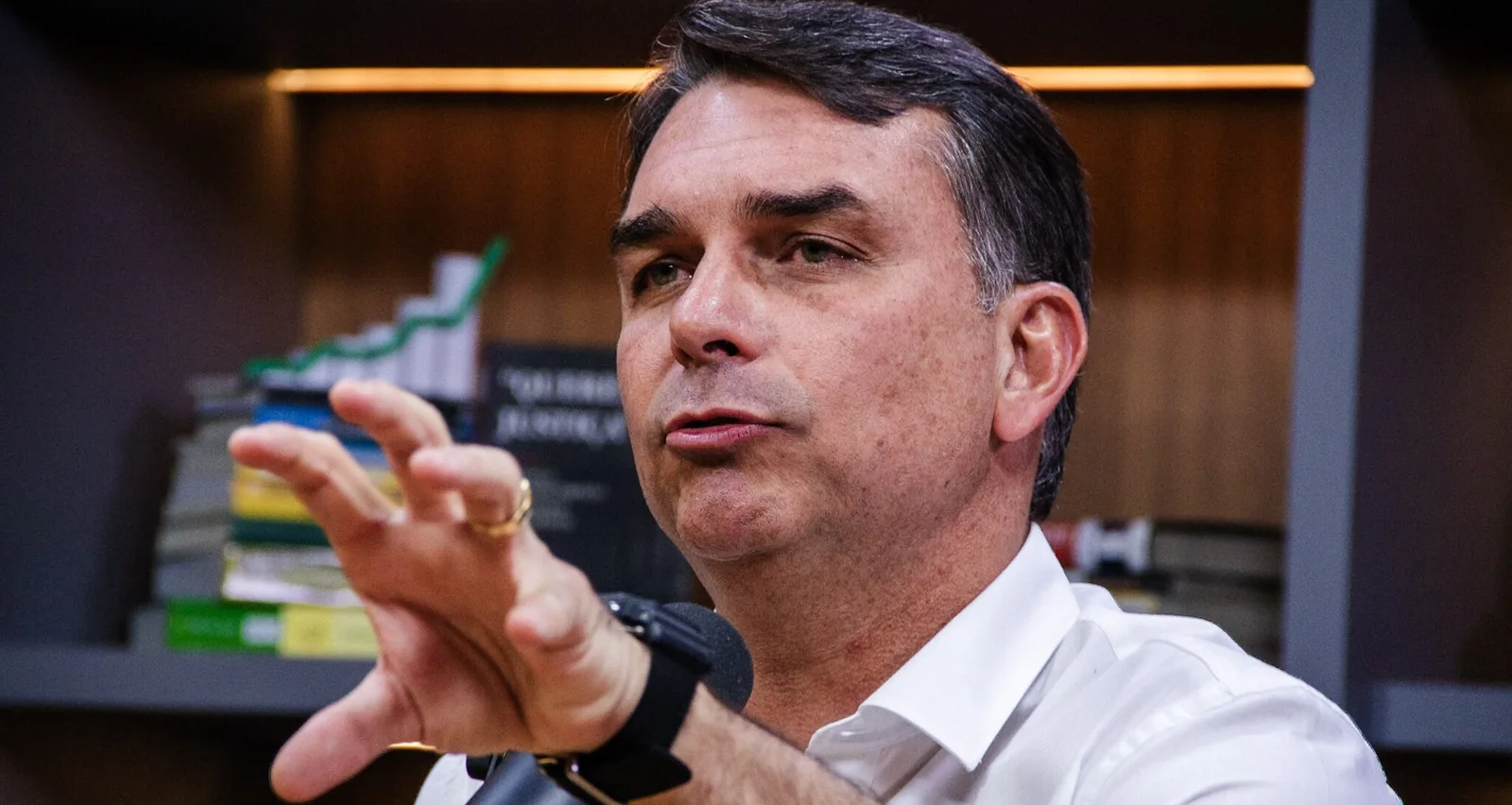 Flávio Bolsonaro promete fundo para dívida pública e pessoas endividadas