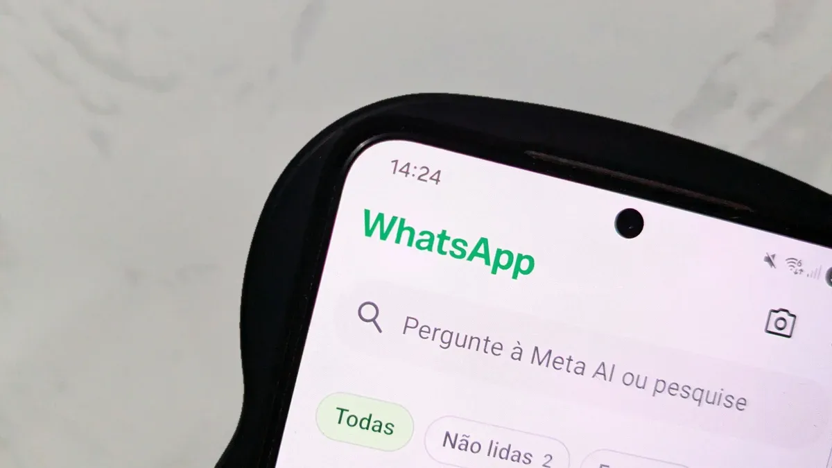 WhatsApp amplia visual translúcido nas conversas do iPhone