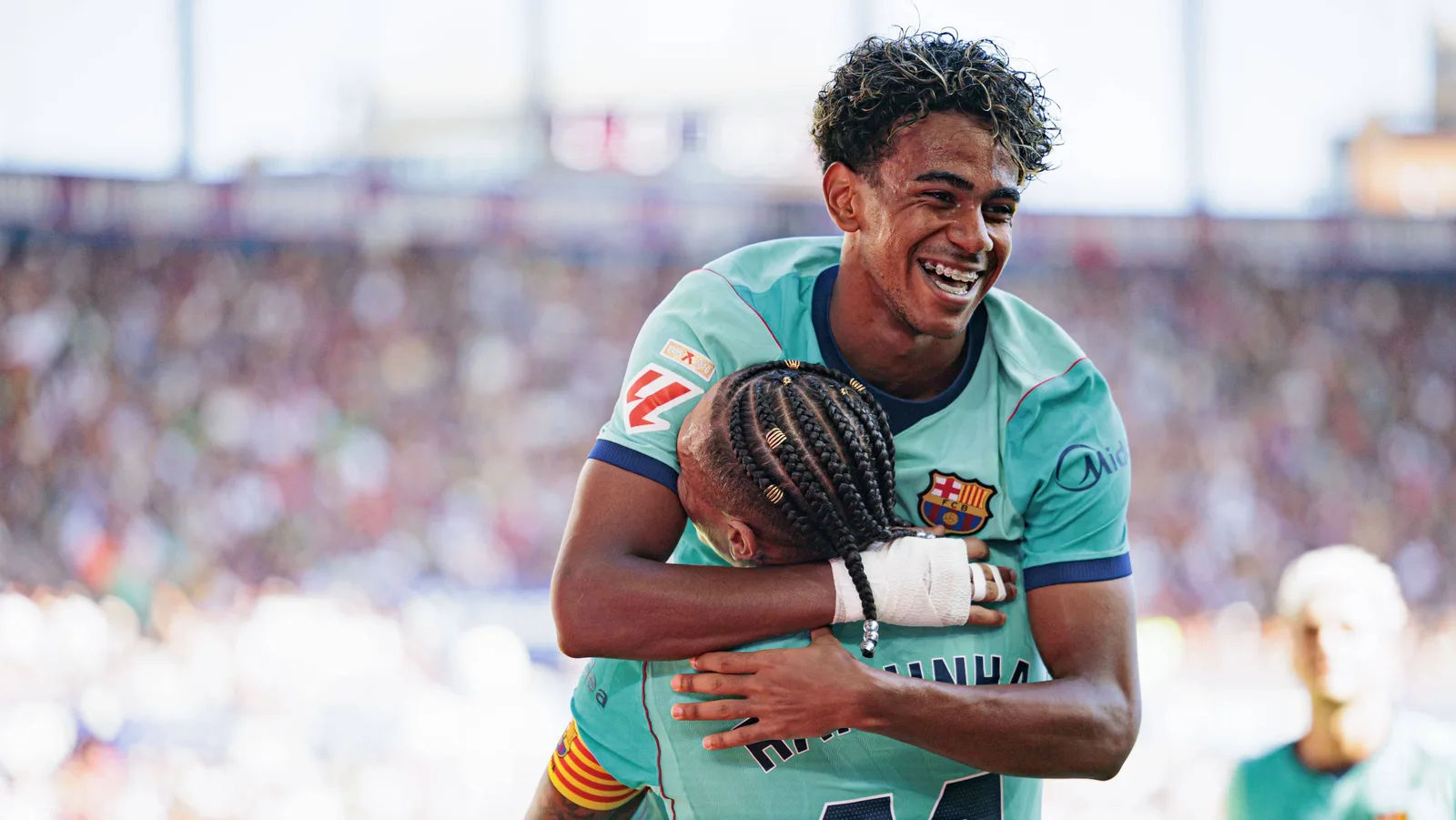 Raphinha dá duas assistências e lidera Barcelona em vitória sobre o Levante