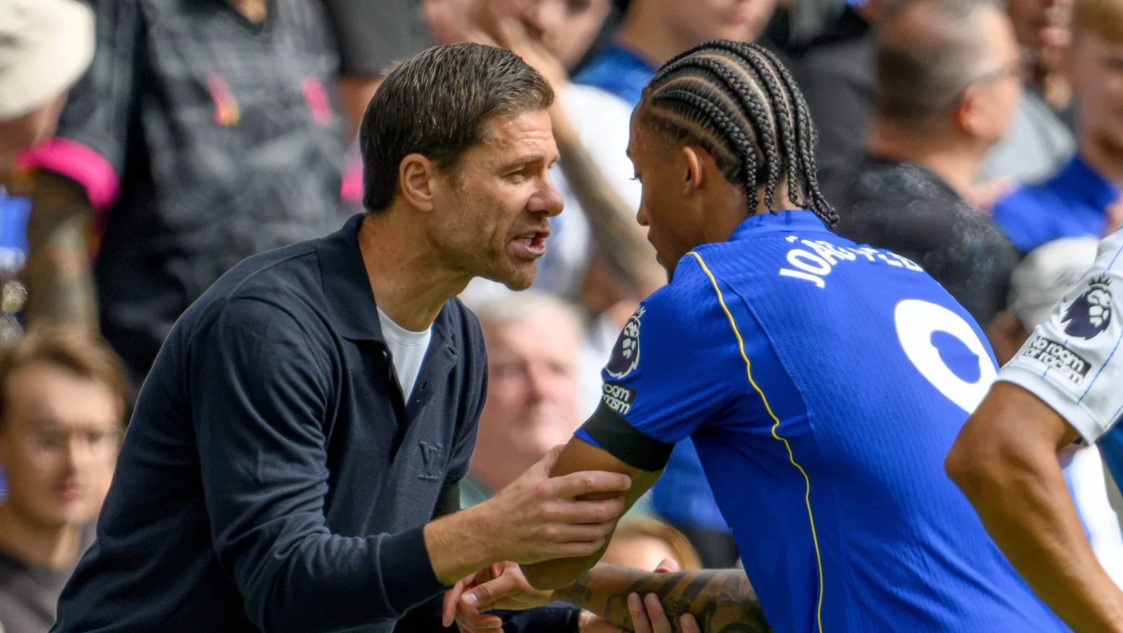 João Pedro recebe elogios de Alonso por versatilidade e maturidade no Chelsea