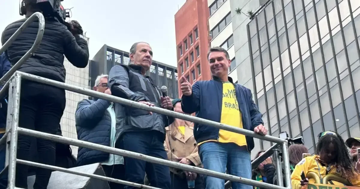 Flávio Bolsonaro promete mudanças no STF e amplia ataques a Lula em ato na Paulista