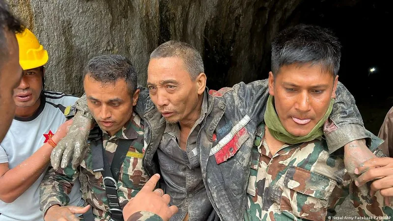 Quatro pessoas sobrevivem após ficarem soterradas em túneis e uma casa no Nepal