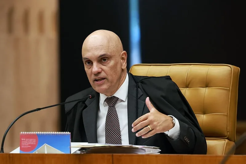 Jason Miller publica imagem de Moraes com tornozeleira antes de análise no STF