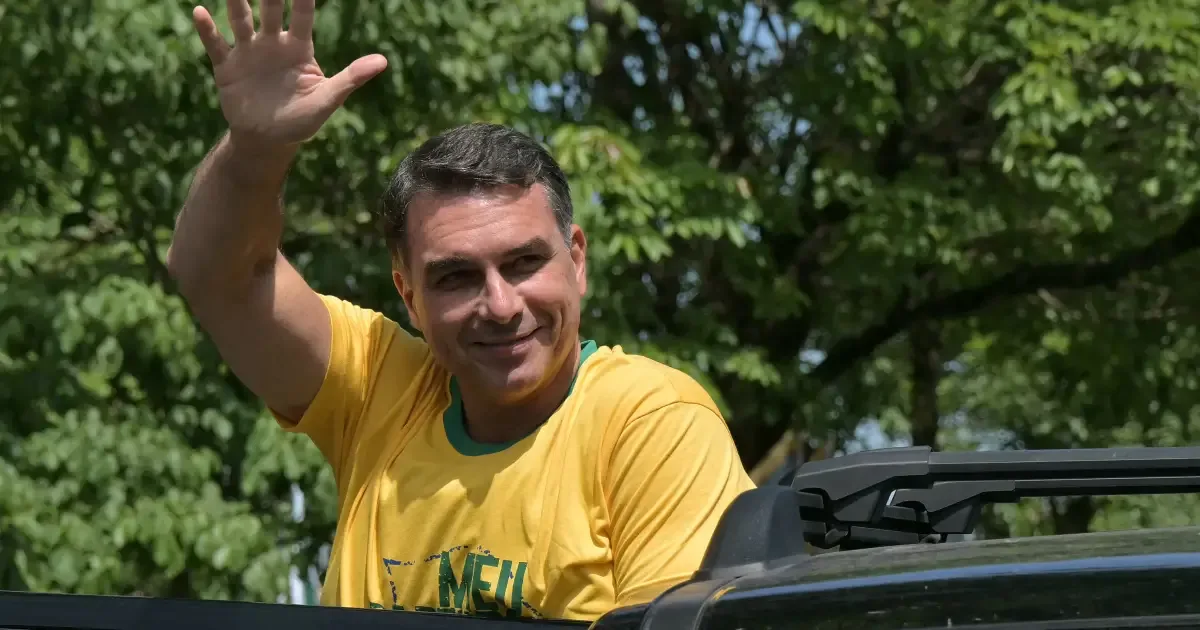 Flávio Bolsonaro encerra campanha com motociata e promete “libertar” o Brasil