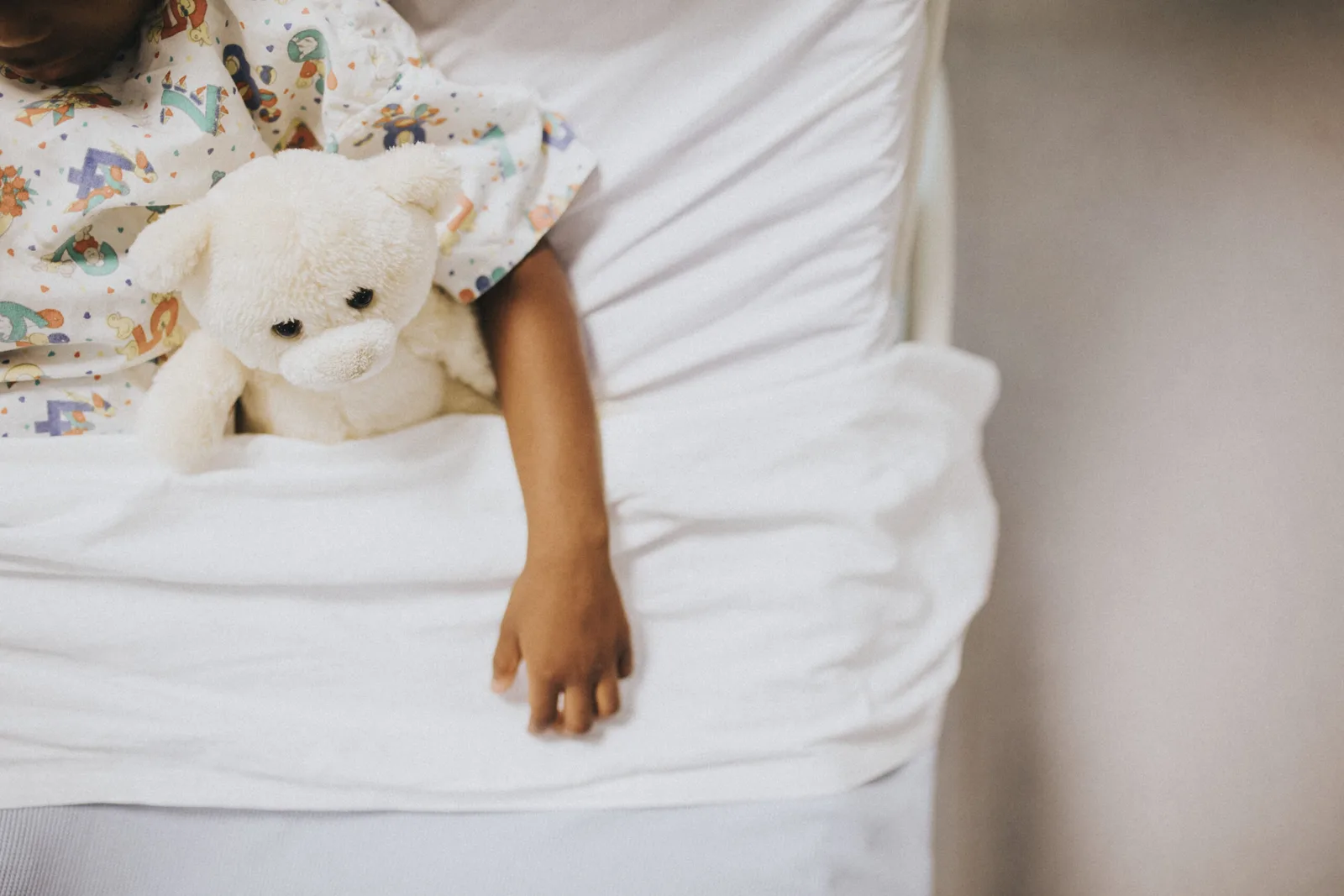 Hospital e médico devem indenizar mãe após morte de menina por pneumonia