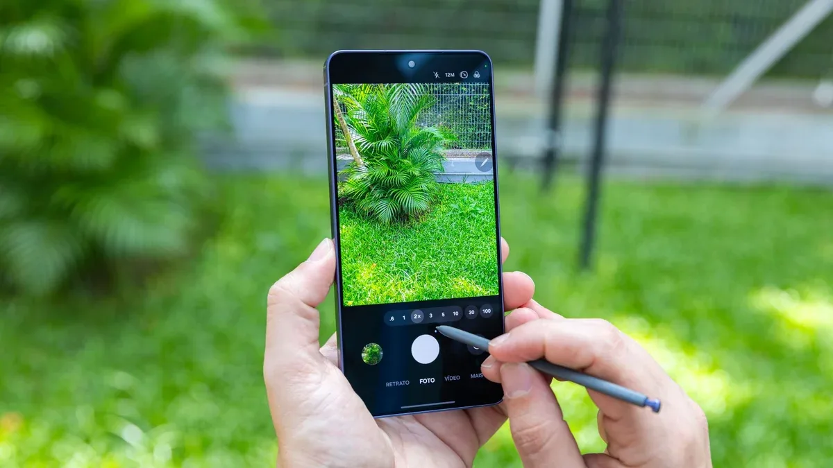 Galaxy S27 Ultra pode manter zoom de 5x e perder câmera de 3x