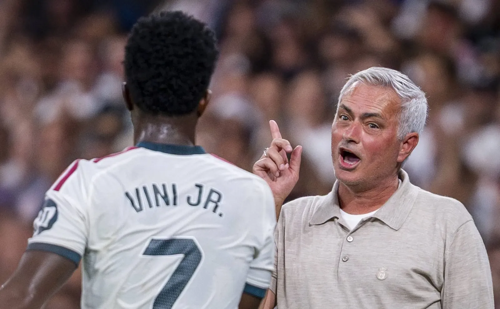Mourinho destaca esforço de Vinícius e admite distância do melhor futebol