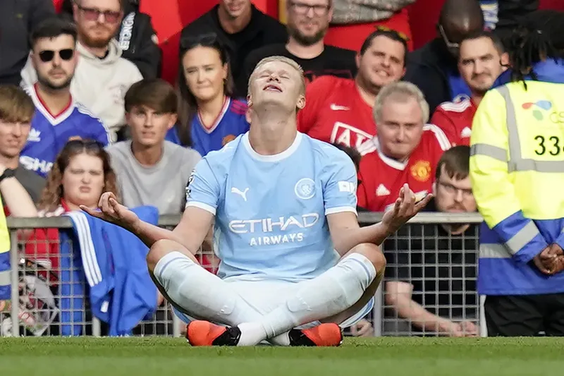Haaland decide clássico, e City vence United mesmo com um jogador a menos