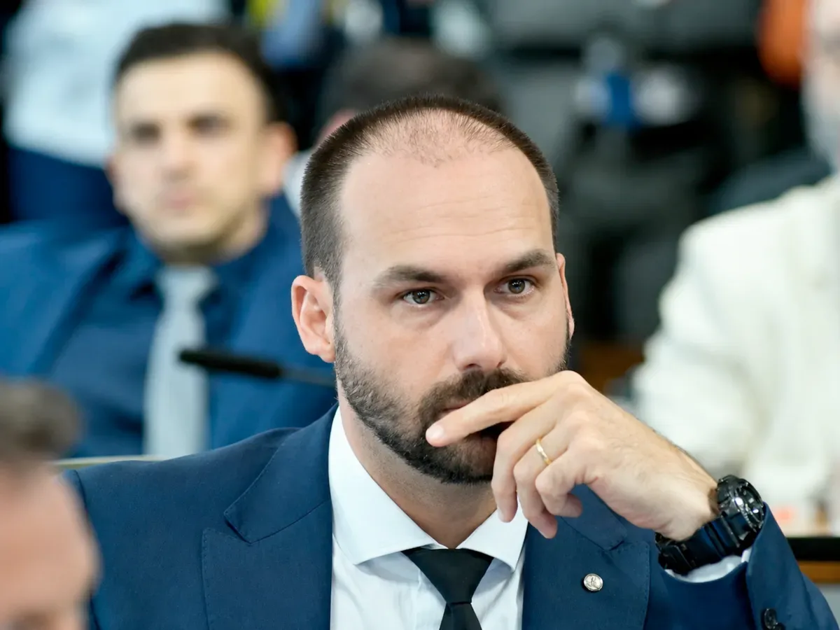 PF investiga orientações de Eduardo Bolsonaro sobre recursos do filme Dark Horse