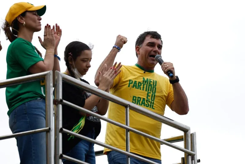 Flávio Bolsonaro pede ação policial após ovos serem lançados em carreata
