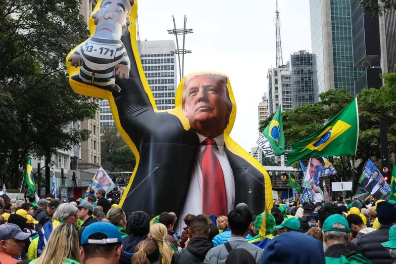 Boneco gigante de Trump marca ato de Flávio Bolsonaro na Avenida Paulista