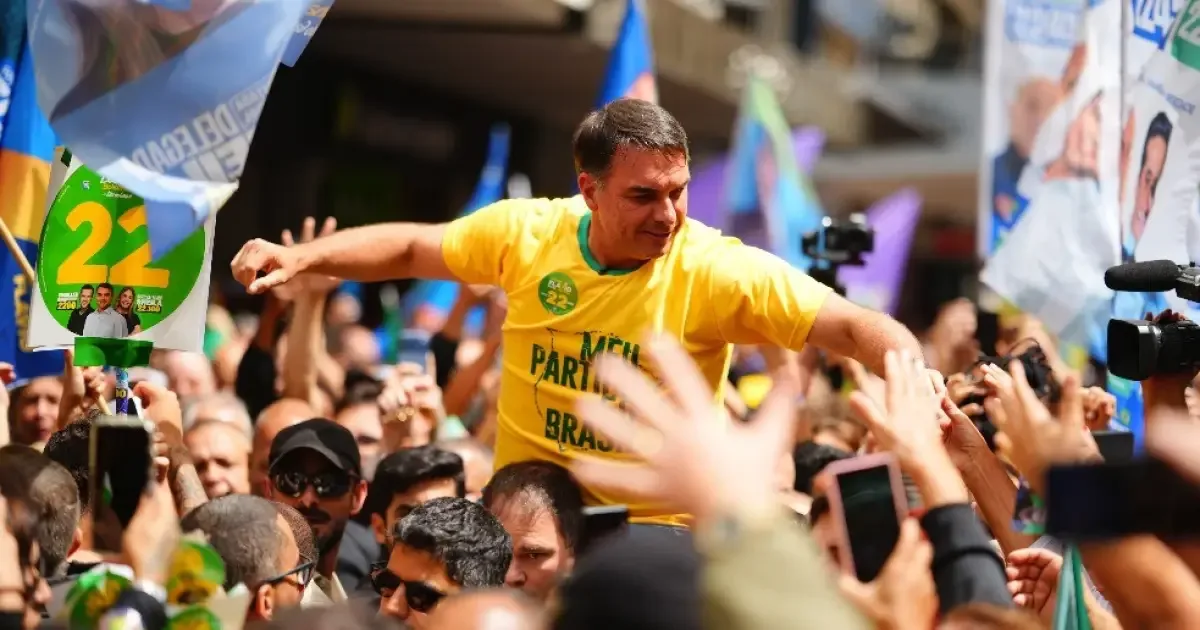 Flávio Bolsonaro concentra reta final da campanha no Sudeste