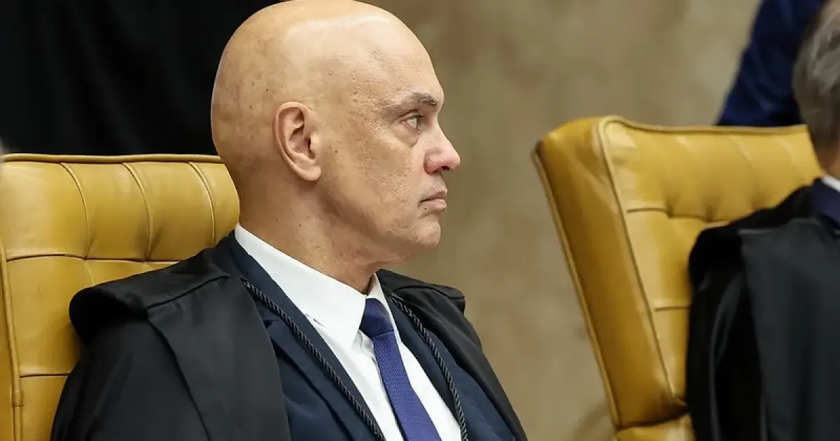 Moraes consulta documentos durante início de julgamento no STF