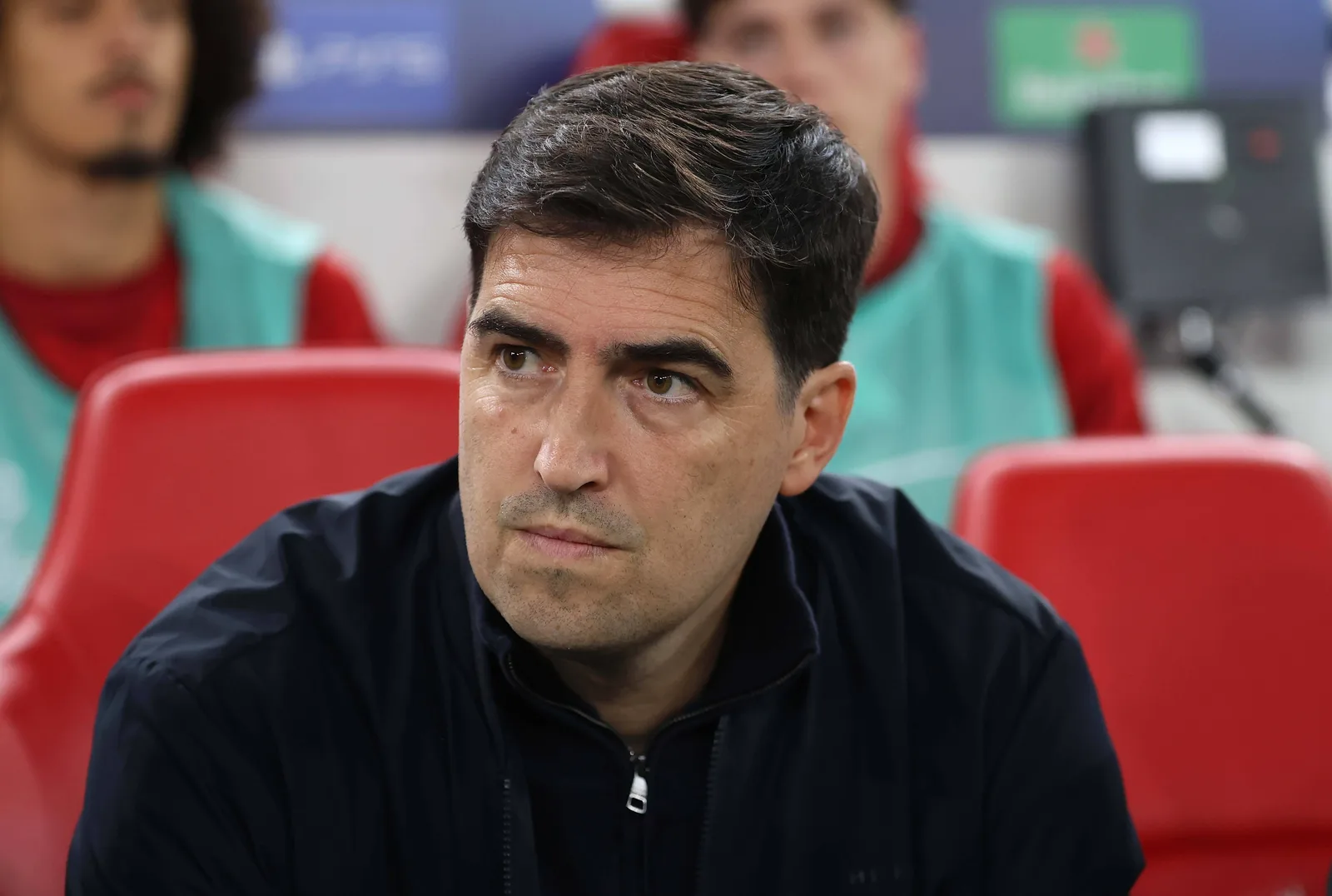 Iraola aponta pressão dos atacantes como chave para o Liverpool