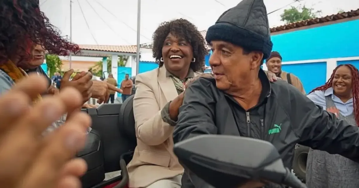 Benedita percorre Xerém em quadriciclo de Zeca Pagodinho durante campanha
