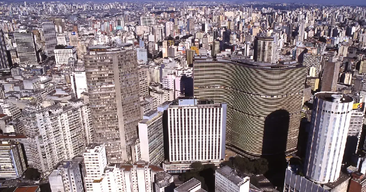 Frente fria aumenta nebulosidade e traz chuva fraca a São Paulo no domingo