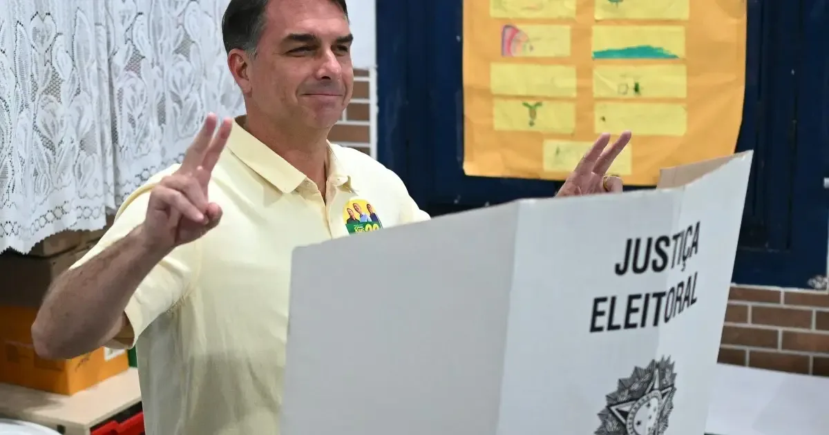 Flávio Bolsonaro vota no Rio e pede apoio no primeiro turno