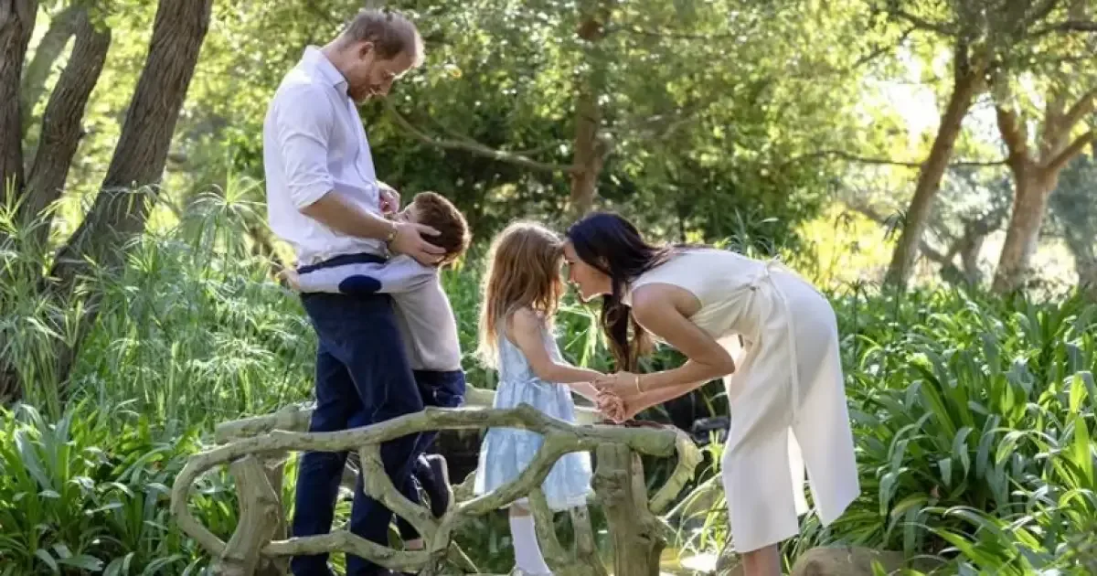 Harry e Meghan mudam filhos de escola após preocupação com trajeto