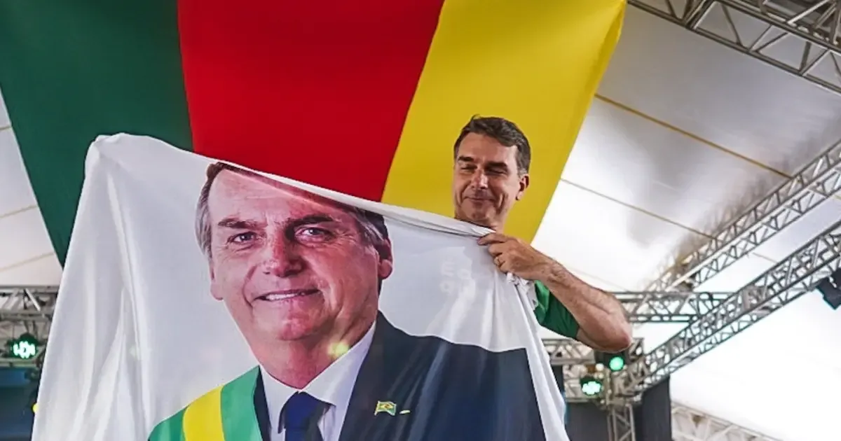 Flávio Bolsonaro encontra Filipe Martins em presídio do Paraná